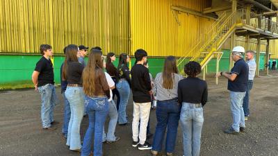 Acadêmicos de Medicina Veterinária da Unicentro visitam a Fábrica de Rações Coprossel